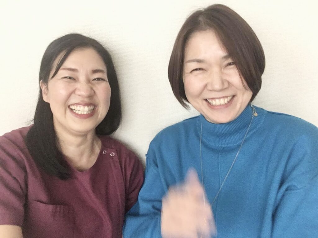 緑の整体院院内にて患者の村山さんと一緒に撮った写真画像