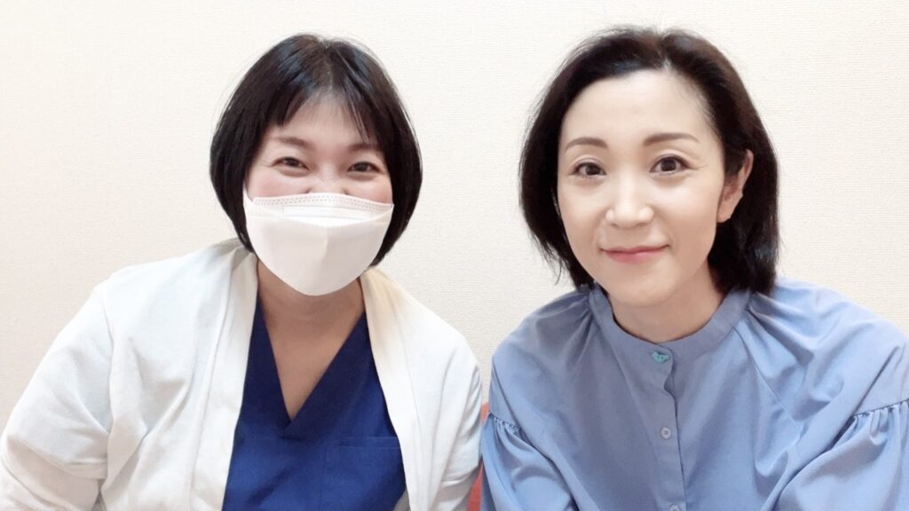 緑の整体院院内にて患者のSさんと一緒に撮った写真画像