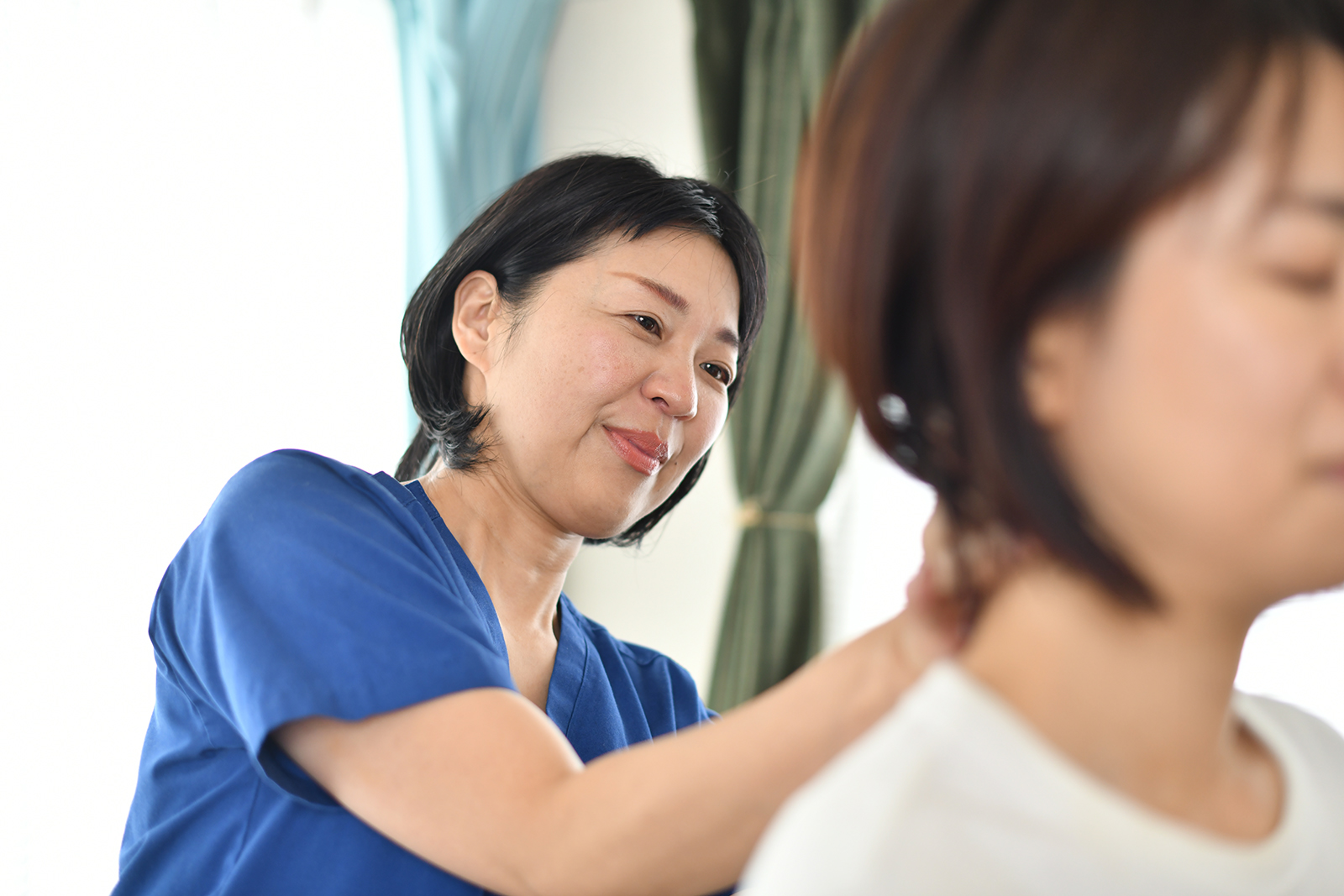 患者さんの首に実際に施術を始めた時の写真