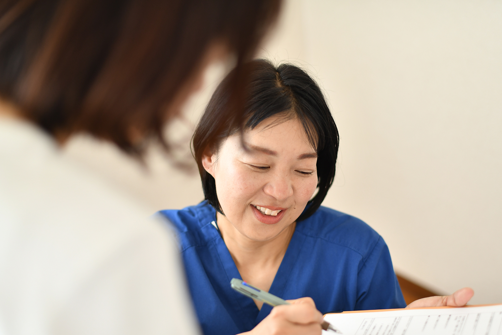 患者さんに問診しているときの写真