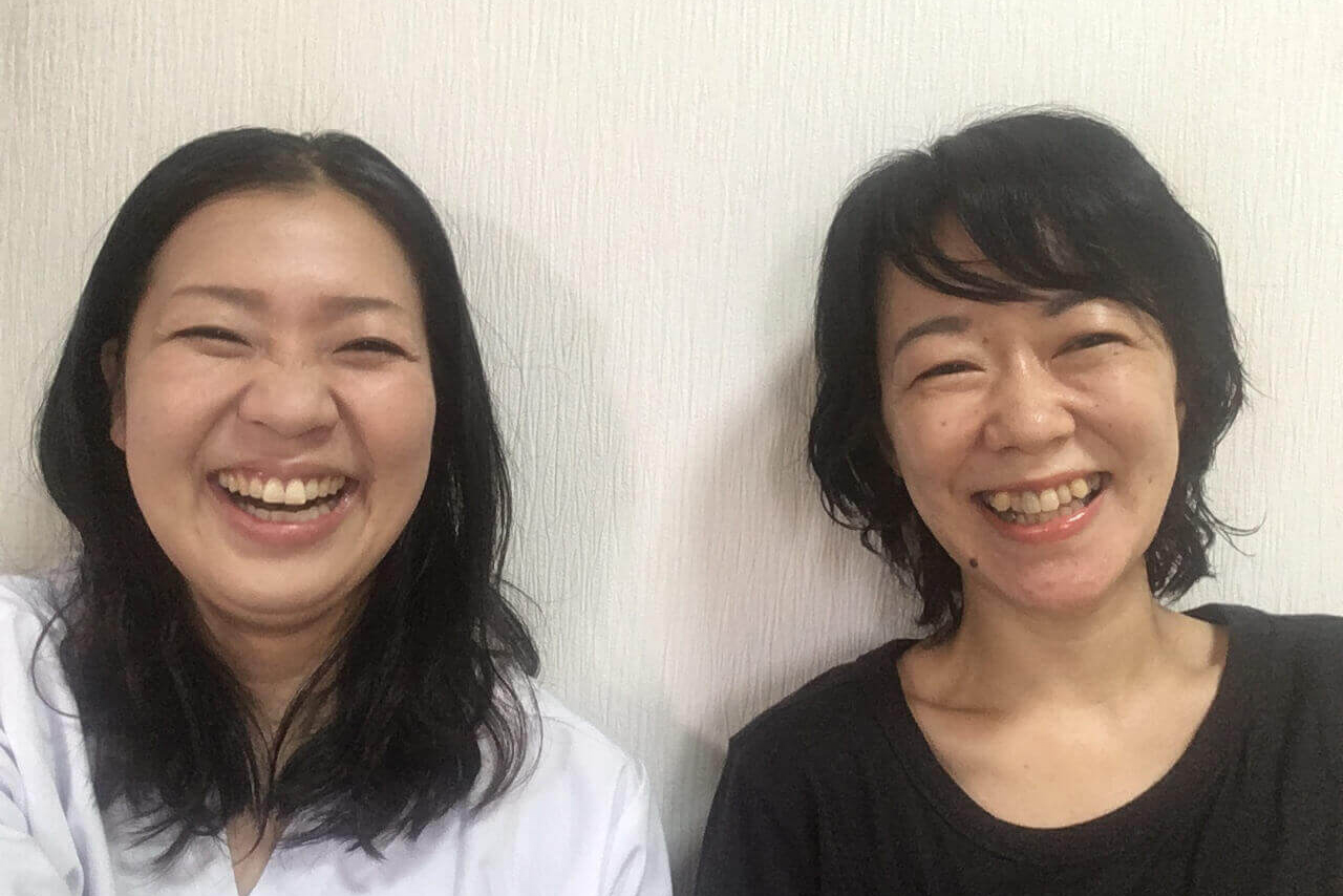緑の整体院院内にて患者の三峯さんと一緒に撮った写真画像