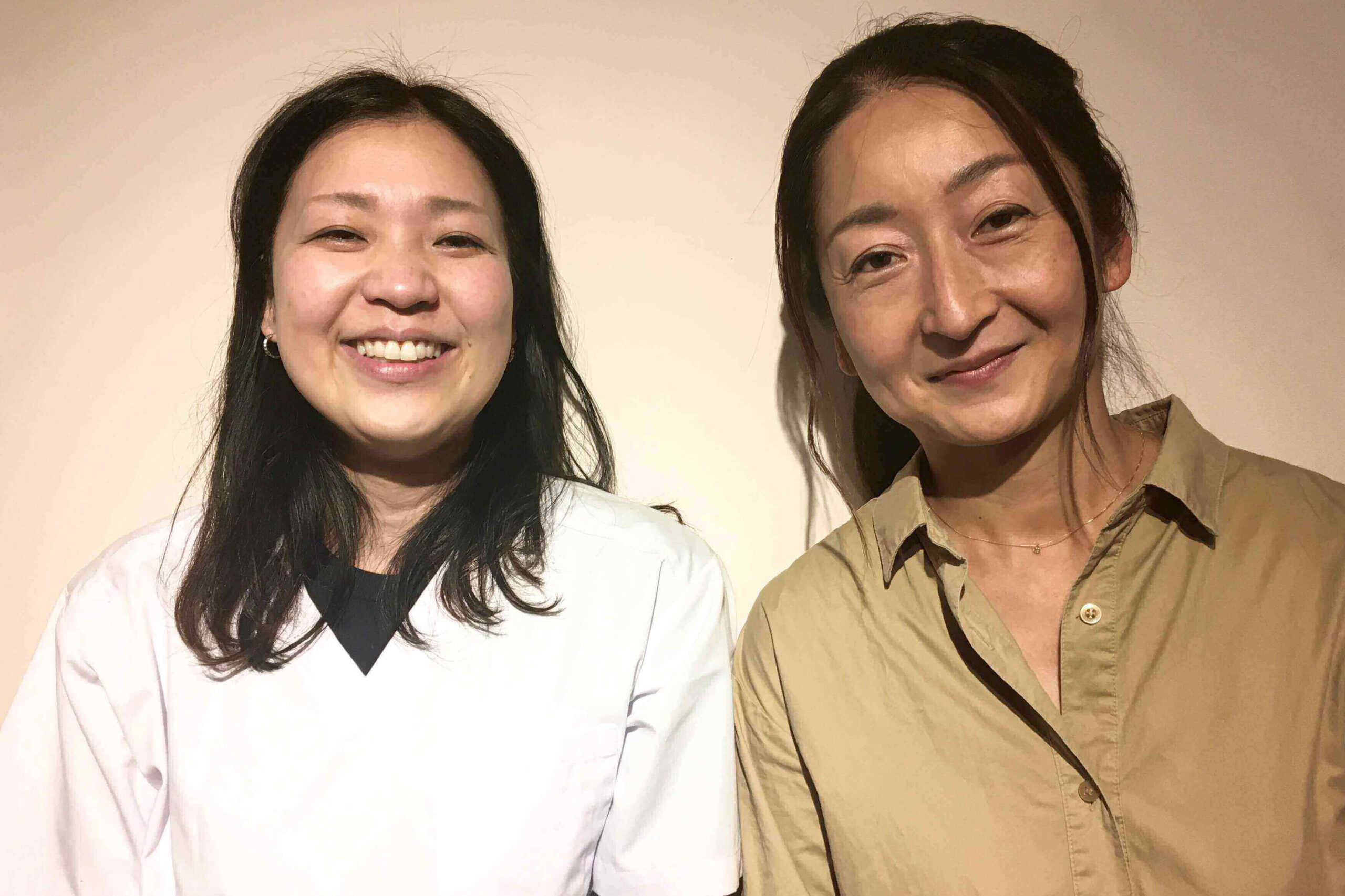 緑の整体院院内にて患者の田村さんと一緒に撮った写真画像